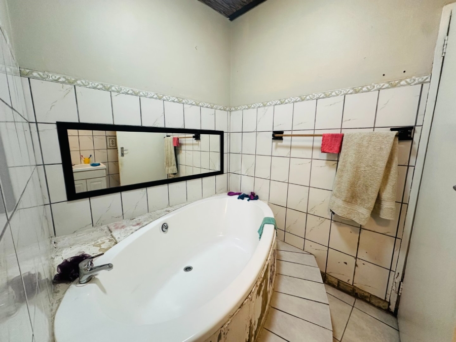 To Let 3 Bedroom Property for Rent in Loerie Park Western Cape